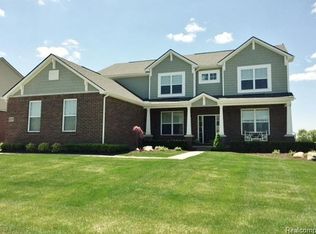 61279 Saddlecreek Dr, South Lyon, MI 48178