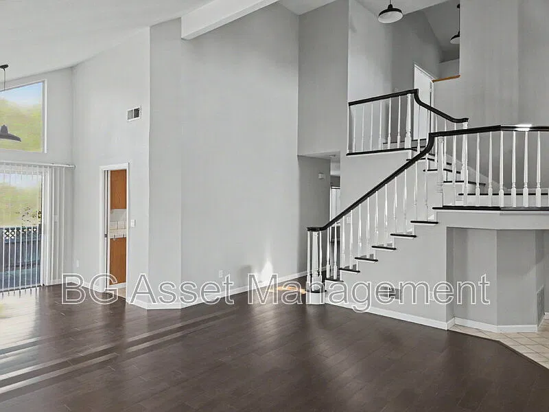 4 bed, 3.0 bath, 1957 sqft, $3,800 — Photo 2