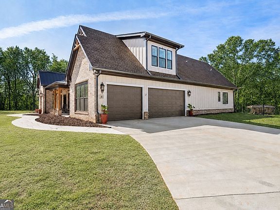 2nd image of 233 Hunter Rd