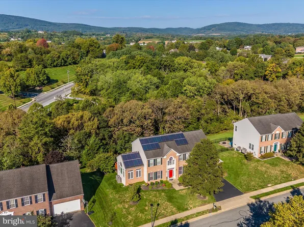 4 N Pointe Ter, Middletown, MD 21769