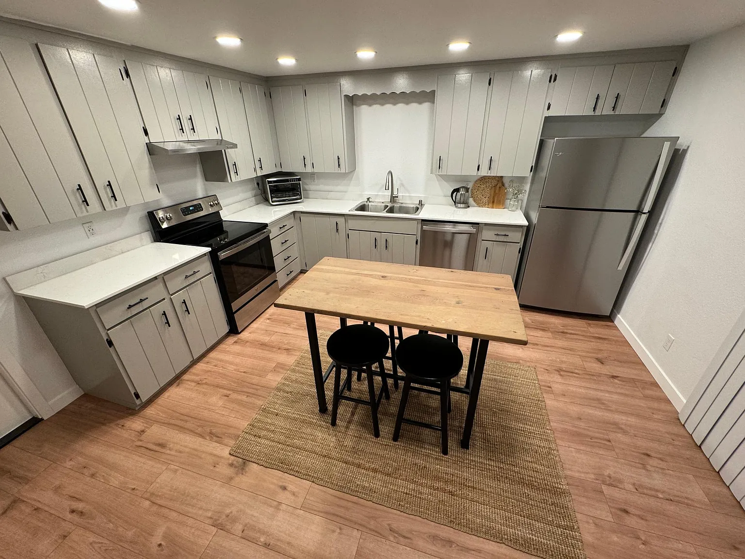 2 bed, 1050 sqft, $2,100 — Photo 4