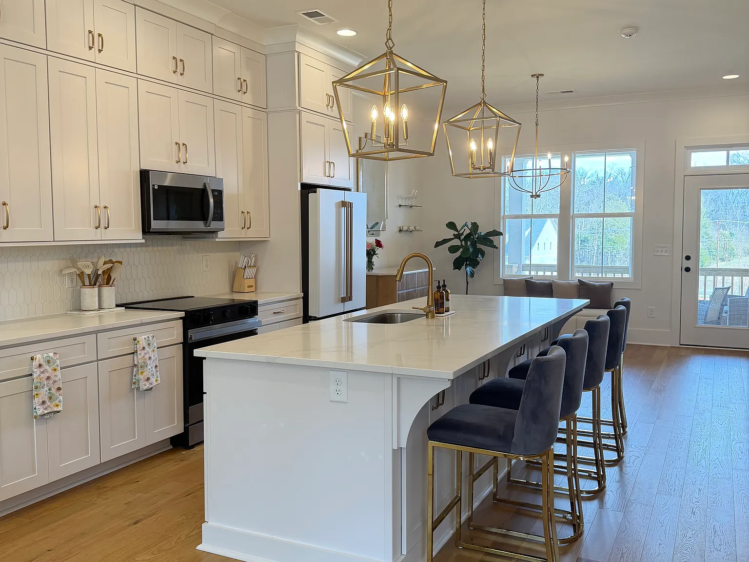3 bed, 2.5 bath, 1617 sqft, $3,900 — Photo 2