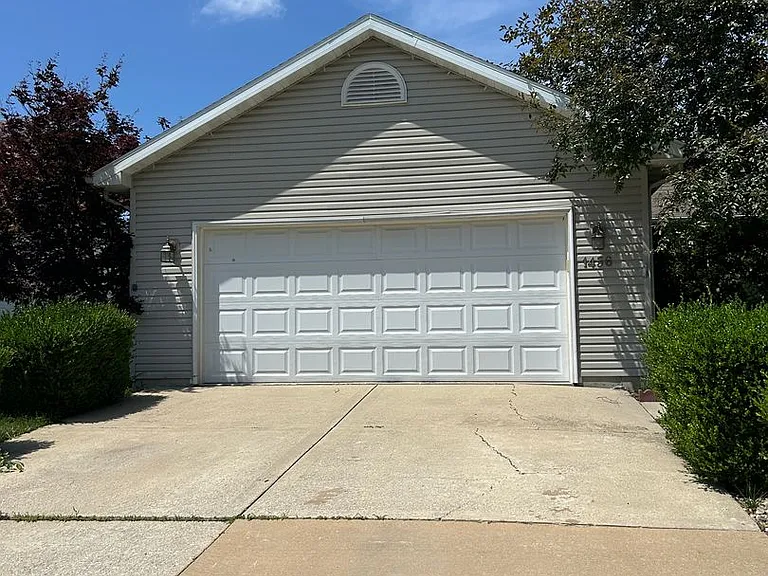 1456 Kingsley Dr — Photo 2