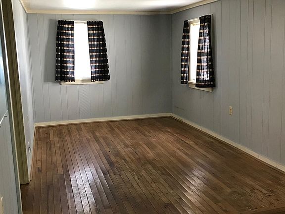 3rd image of 703 S Oak St