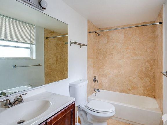 5th image of 1316 NE 105th St APT 101