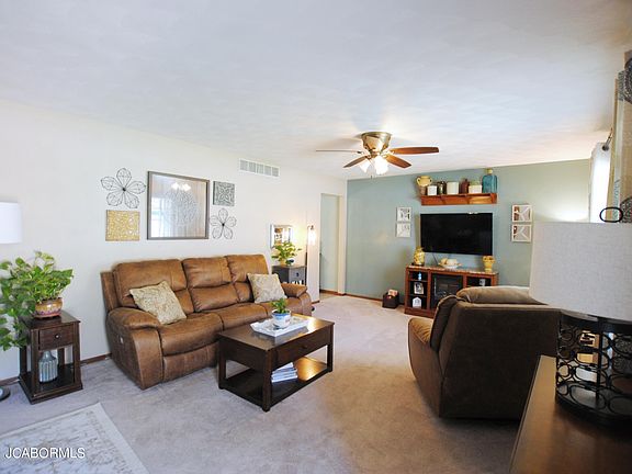 4th image of 1105 Maplewood Ct E