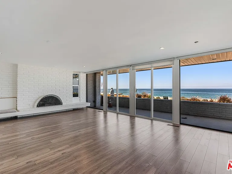 2308 The Strand — Photo 36