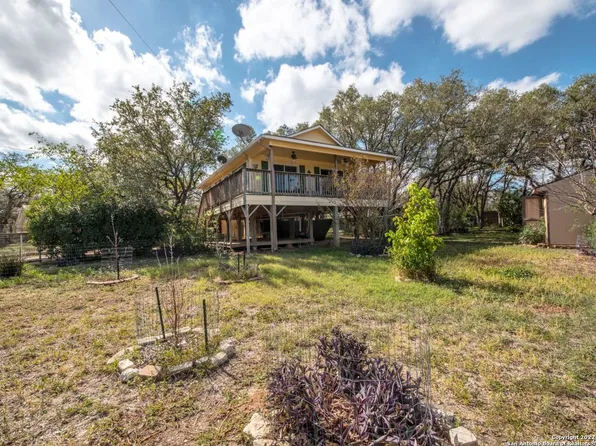 681 Lakeshore Ln, Bandera, TX 78003