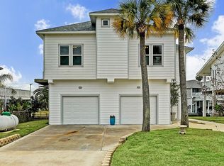 1107 Moorea St, Tiki Island, TX 77554