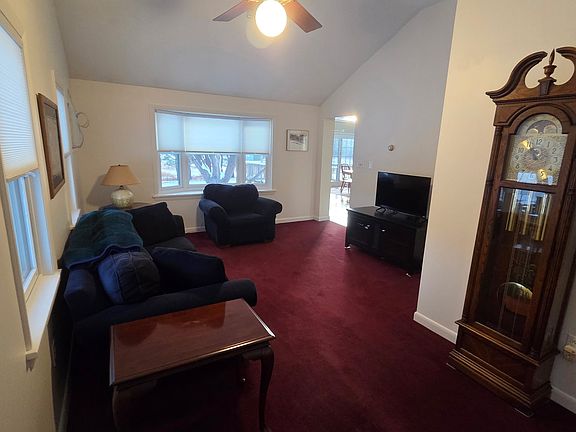 Furnished living room, Direct TV/smart TV. Natural light throughout