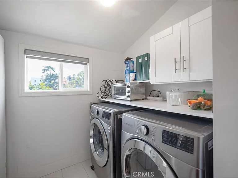 1553 Talmadge St — Photo 10