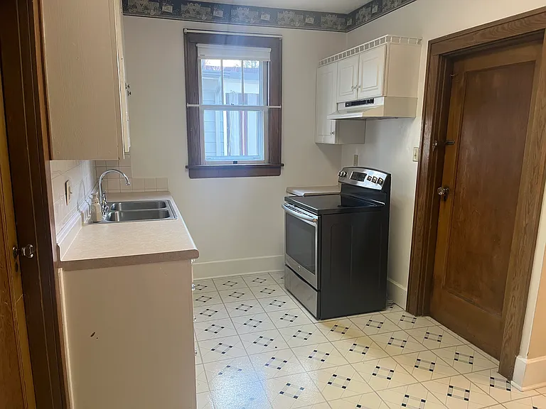 225 E Allen St — Photo 7