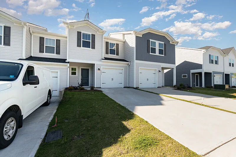 3 bed, 2.5 bath, 1400 sqft, $1,900 — Photo 3