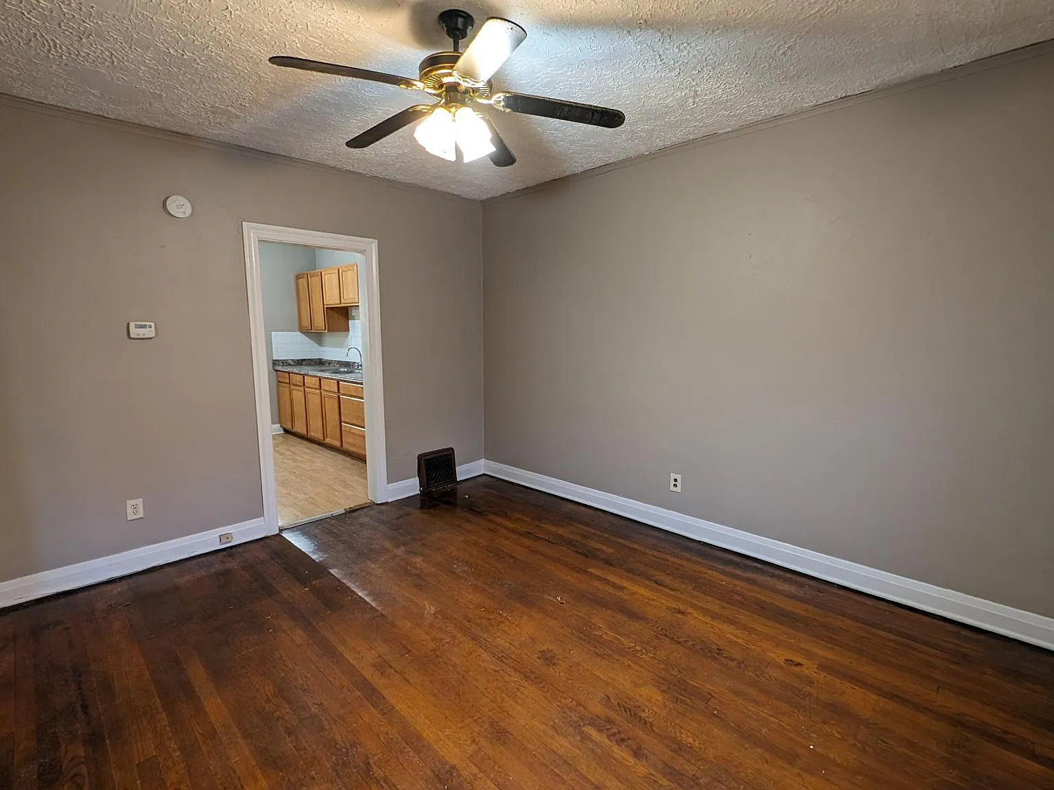 3 bed, 1200 sqft, $1,025 — Photo 4