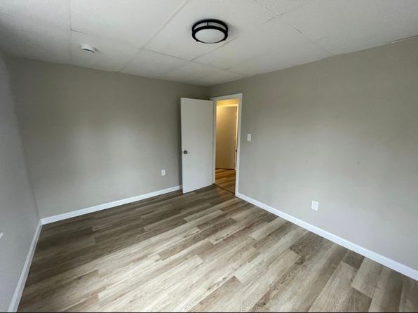 34 Worcester Rd, Charlton, MA 01507