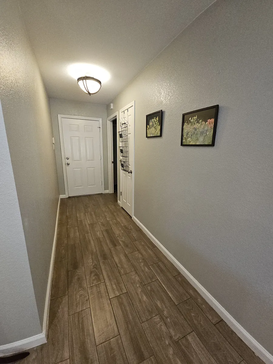 Entry hallway - 3 Pawnee Ln