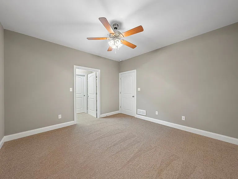 Mount Victor Olde Towne Luxury Apartments — Photo 94