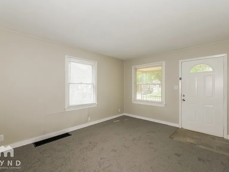 2021 N Drexel Ave — Photo 9