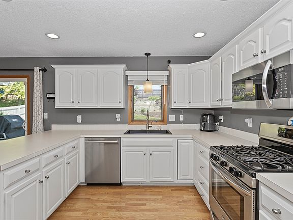 3rd image of 10201 Hickory Ln