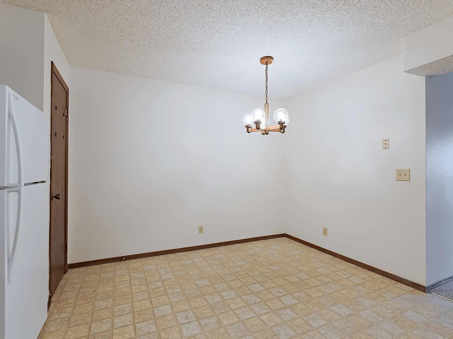 2 bed, 843 sqft, $909 — Photo 3