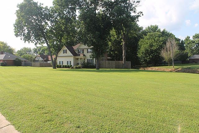 1st image of 403 Greenbriar St