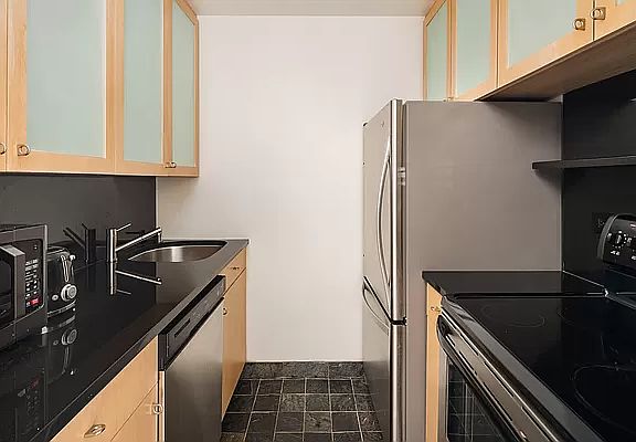 5th image of 244 Madison Ave APT 16C