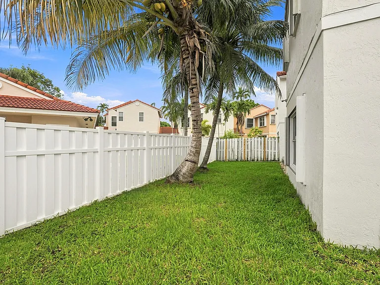 1115 SW 180th Ter — Photo 38