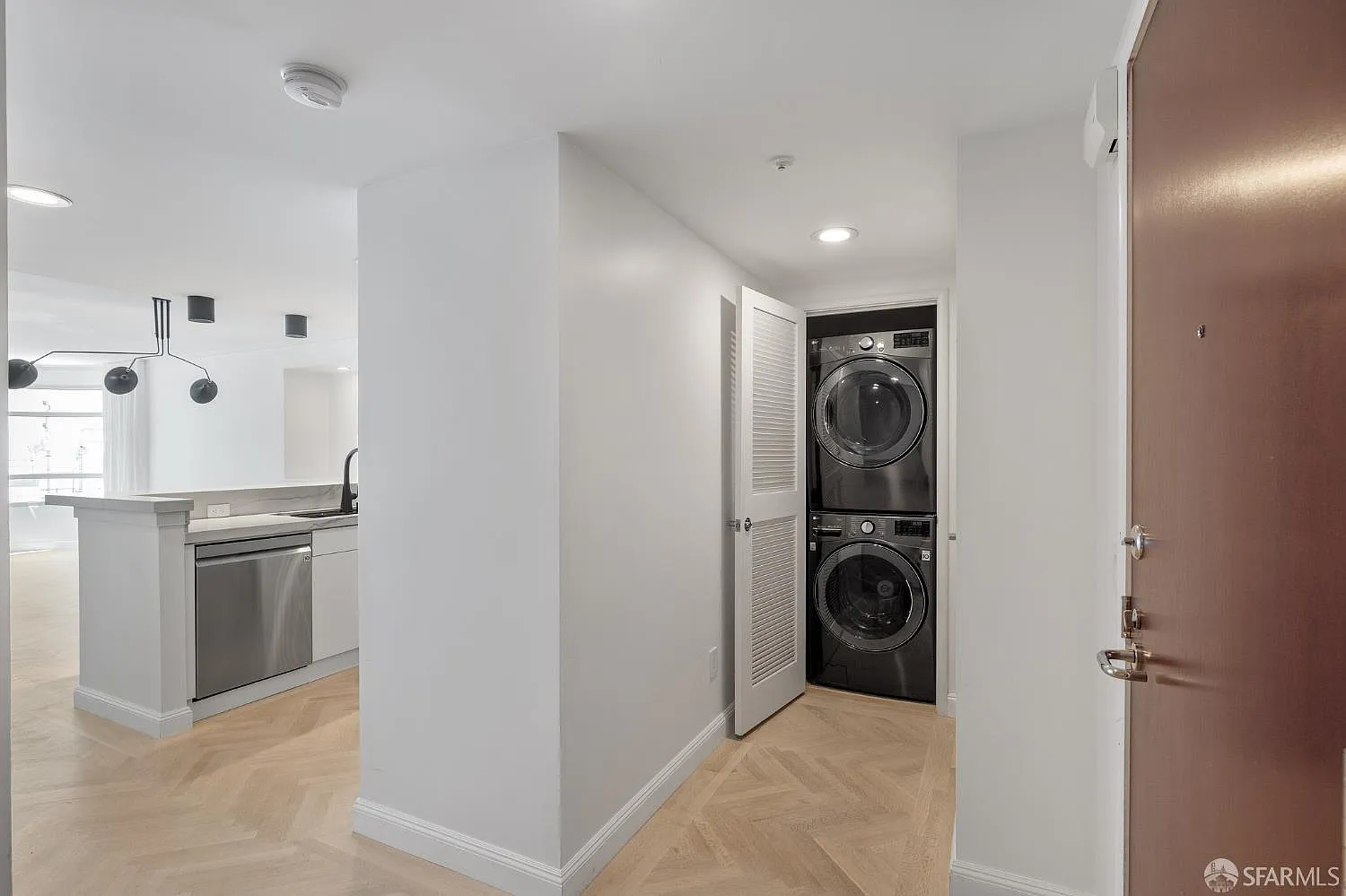 1 bed, 1.0 bath, 922 sqft, $5,545 — Photo 2