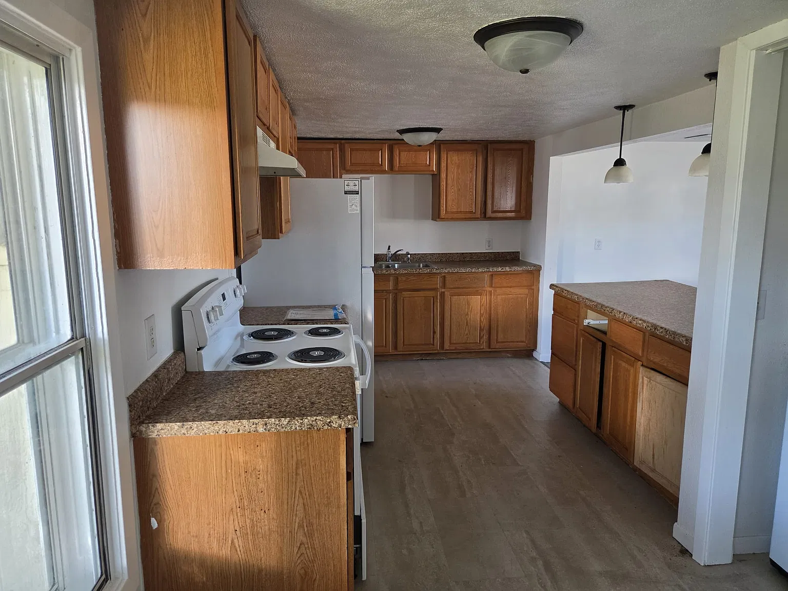 3 bed, 900 sqft, $1,600 — Photo 3