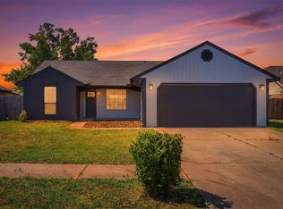 2112 NE 8th St, Moore, OK 73160