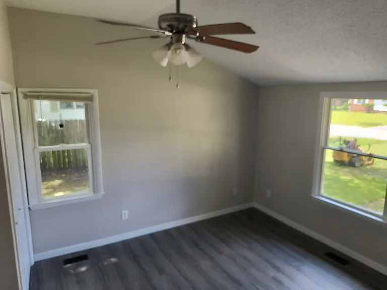 504 Clyde Dr — Photo 7