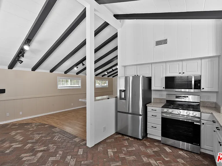 5541 Fallbrook Ave — Photo 6