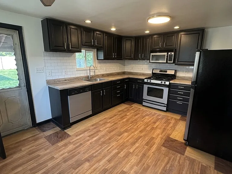 1153 Railroad St — Photo 2