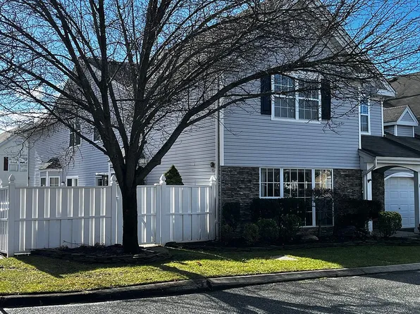 12 Richard Ln, Middle Island, NY 11953