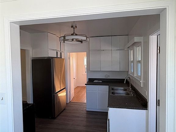 5th image of 2704 Mayfield Ave
