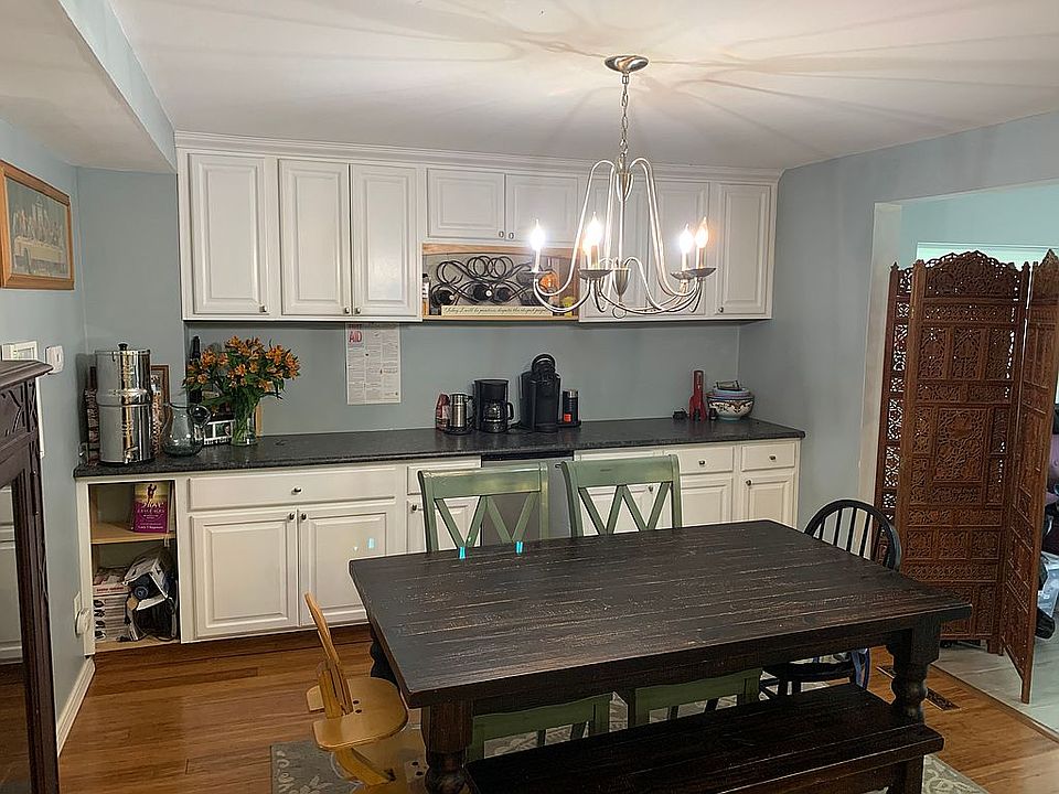 Kitchen dining area