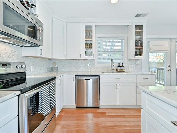 4th image of 2759 Fraser St SE