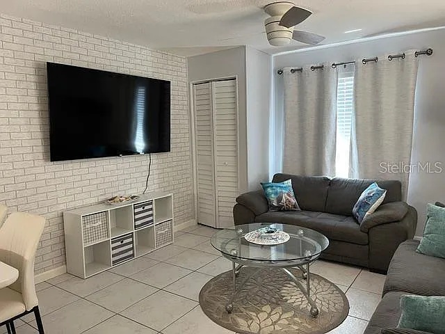 1719 Turner St — Photo 3
