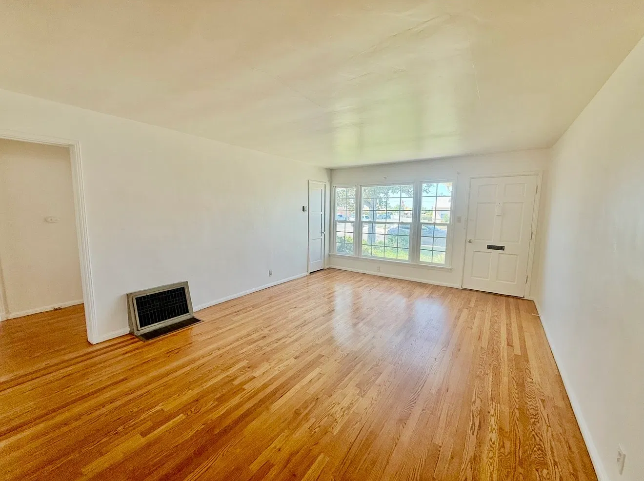 3 bed, 1561 sqft, $3,200 — Photo 2