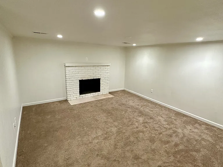5411 N Oak St — Photo 12
