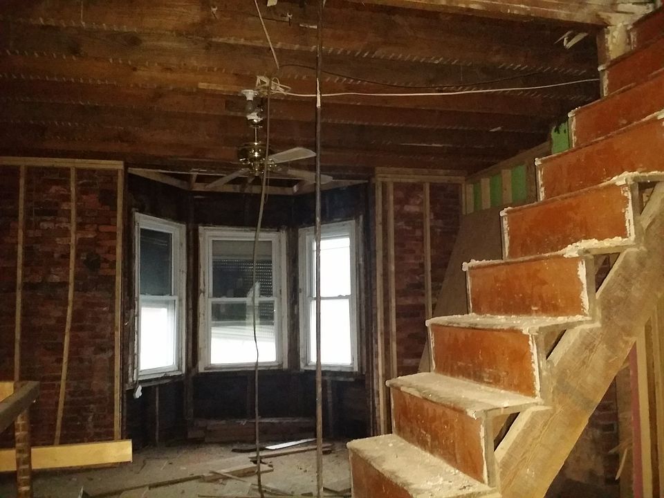 2nd image of 6113 Vine St