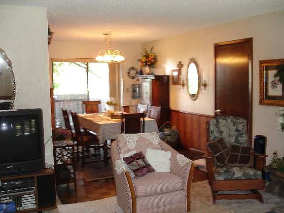 3rd image of 324 Hillcrest Ct S