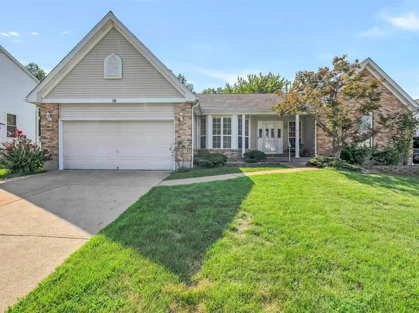 10 Freeman Dr, Saint Louis, MO 63129