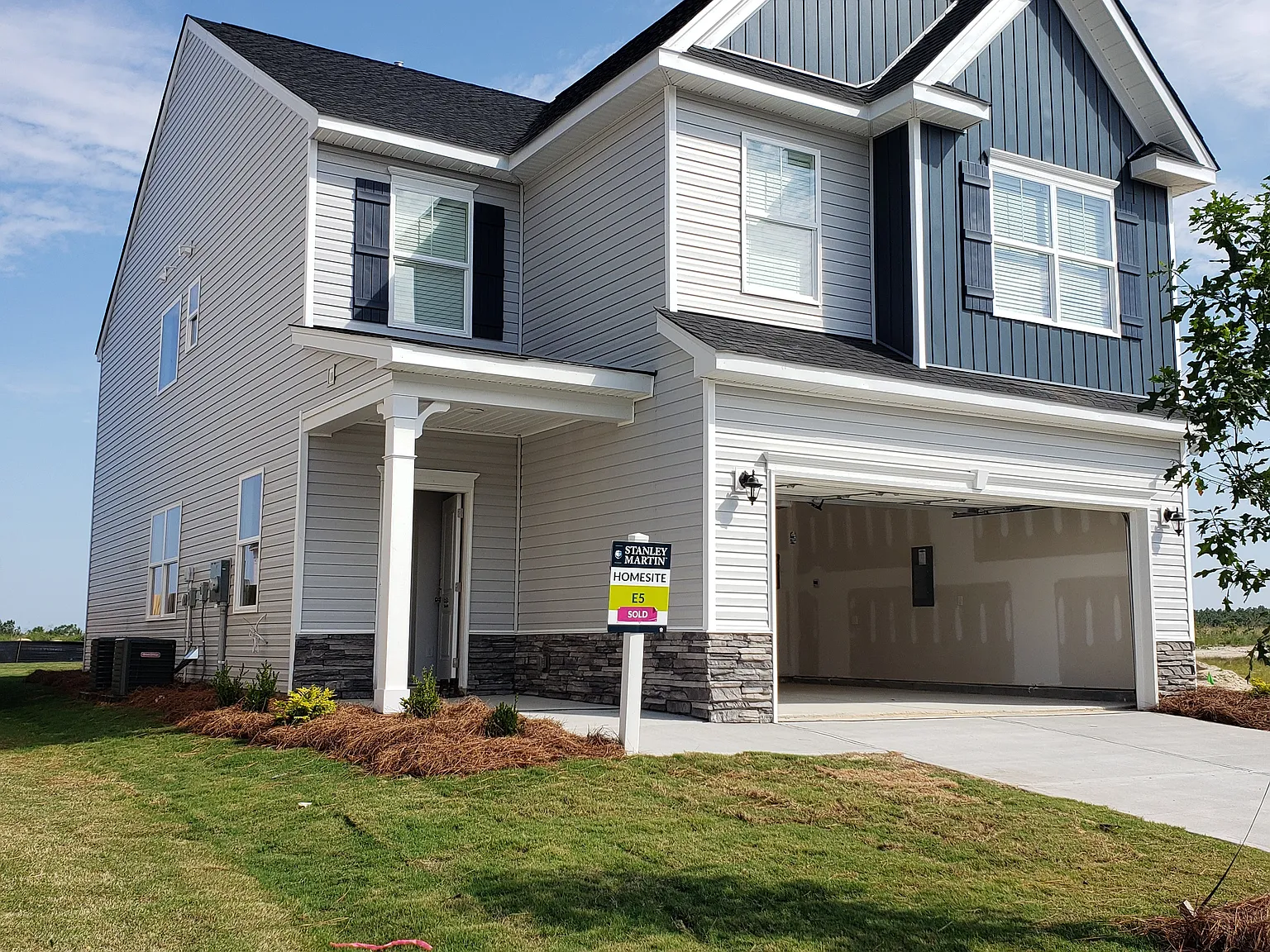 3 bed, 2.5 bath, 2264 sqft, $1,975 — Photo 1