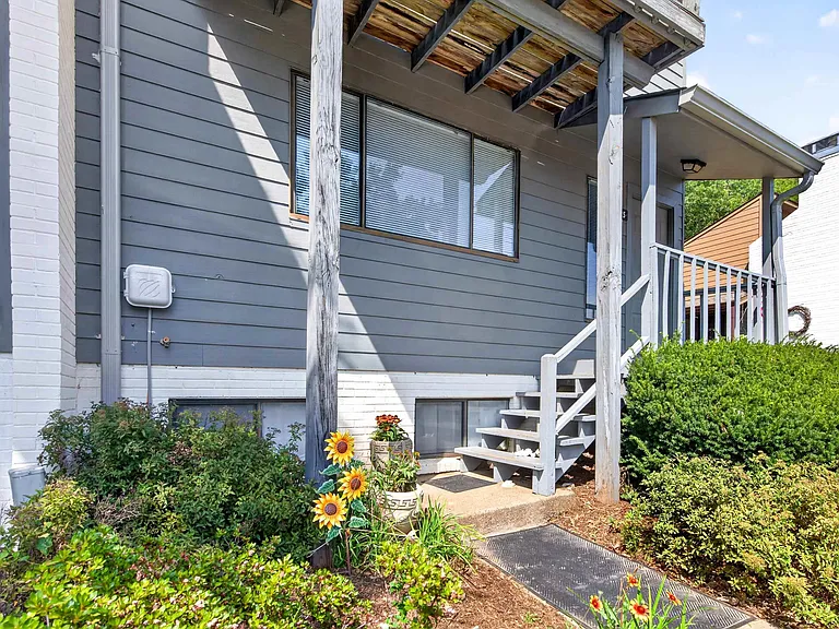 225 Harvest Dr — Photo 2