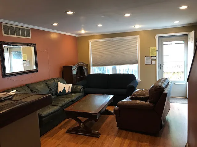402 N Washington St — Photo 3