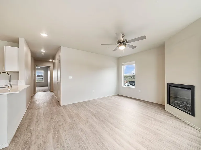 Leasing Special: $500 off 1 Month's Rent plus $1000 Standard Security Deposit! — Photo 32