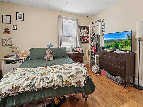 3rd image of 419 N 13th Ave E
