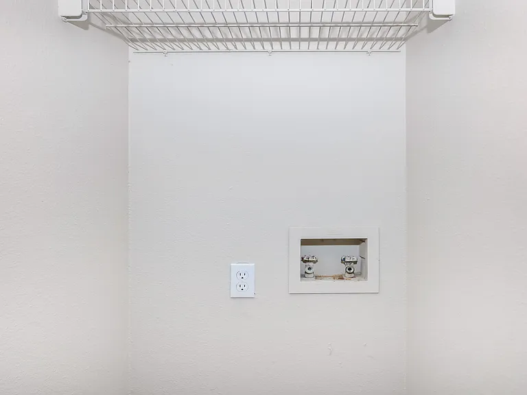 1 bedroom/1 bathroom closet