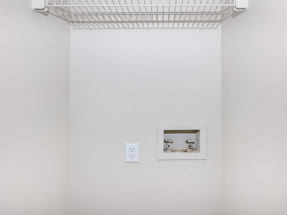 1 bedroom/1 bathroom closet